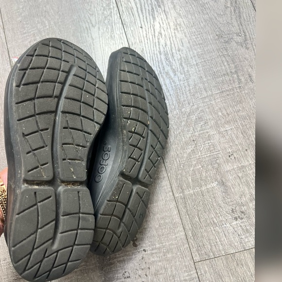 Oofos WOMEN'S OOMG EEZEE LOW
SHOE - BLACK
$129.95 Size 9 - Picture 5 of 7